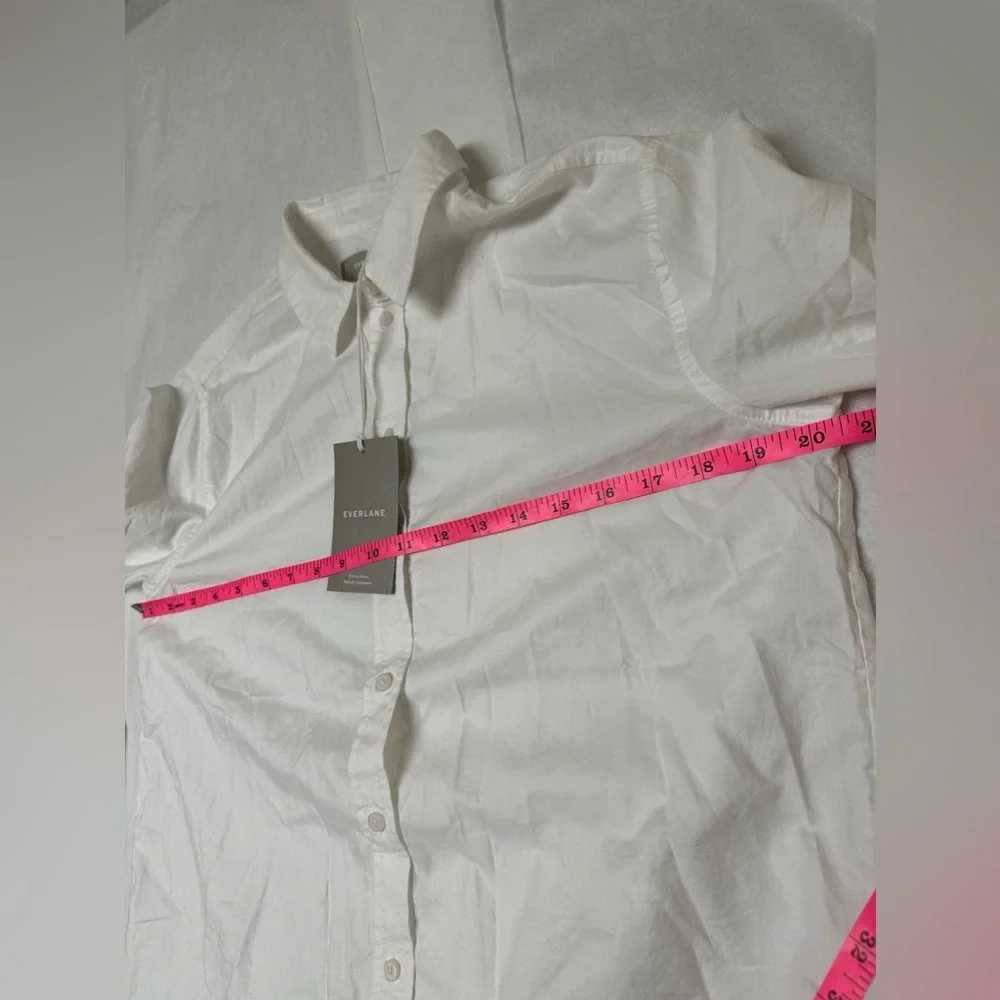 Everlane Must-Have White Button Down Shirt in Silky Cotton - Picture 4 of 8